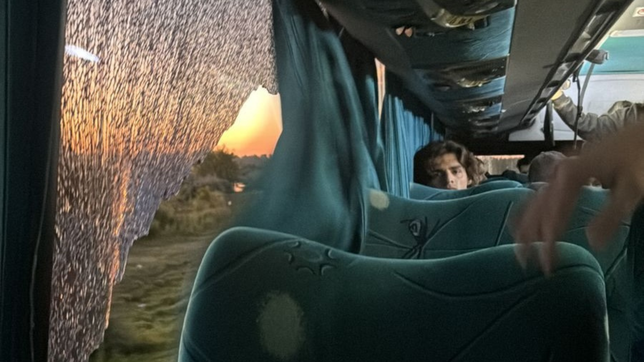 un micro que viajaba rumbo a la plata sufrio un sorpresivo ataque a piedrazos