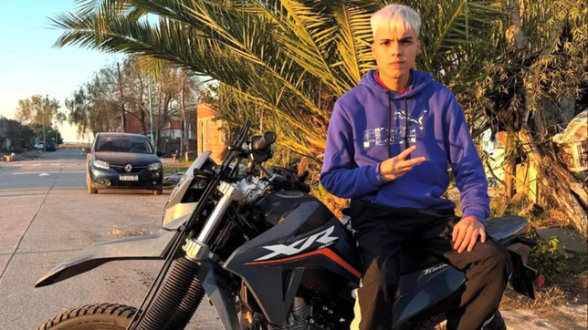 familiares del joven baleado en villa elvira cuestionan la version oficial del crimen tras el tiroteo