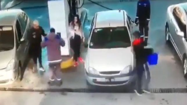 gritos, cachetazos y un baldazo de agua: la increible pelea por un lugar para cargar nafta