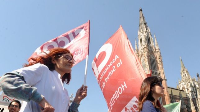 medicos platenses en paro marcharon en pleno centro por la crisis en la salud
