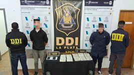 dos empleados de una vidrieria de la plata le robaron us$45.000 al dueno y los detuvieron dos empleados de una vidrieria de la plata le robaron us$45.000 al dueno y los detuvieron