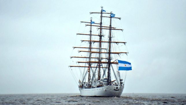 la fragata libertad quedo varada frente a la plata por un sorpresivo paro gremial