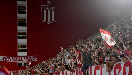 Estudiantes retiró de UNO su emblemático escudo y lo reemplazará con el nuevo diseño Estudiantes retiró de UNO su emblemático escudo y lo reemplazará con el nuevo diseño