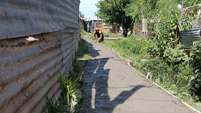 cientificos del conicet y vecinos construyeron veredas comunitarias en un barrio popular de la plata