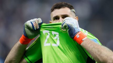 Subastaron los guantes de Dibu Martínez en Qatar 2022 por una montaña de dólares
