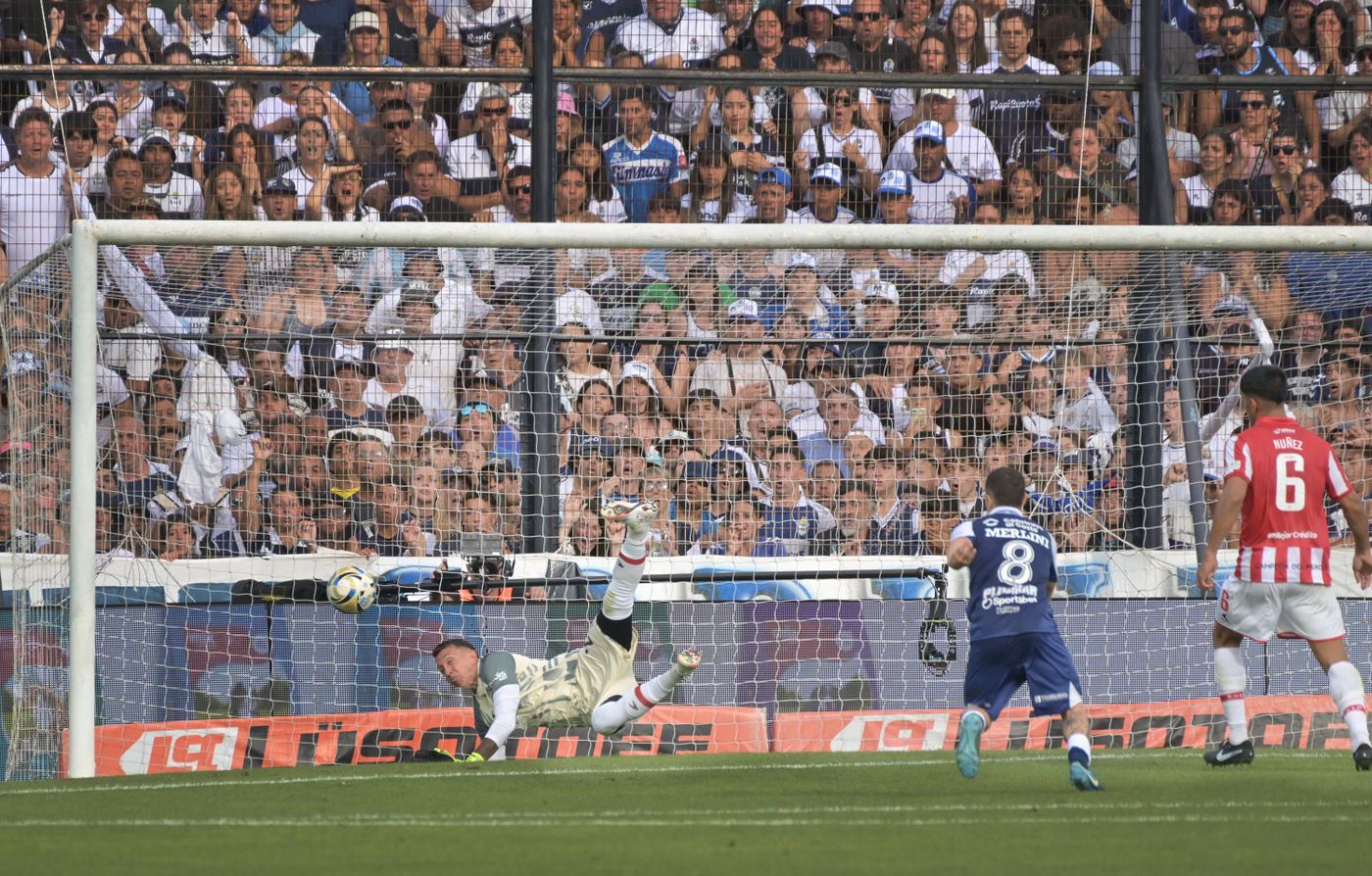 Fernando Muslera fue clave en el último clásico platense