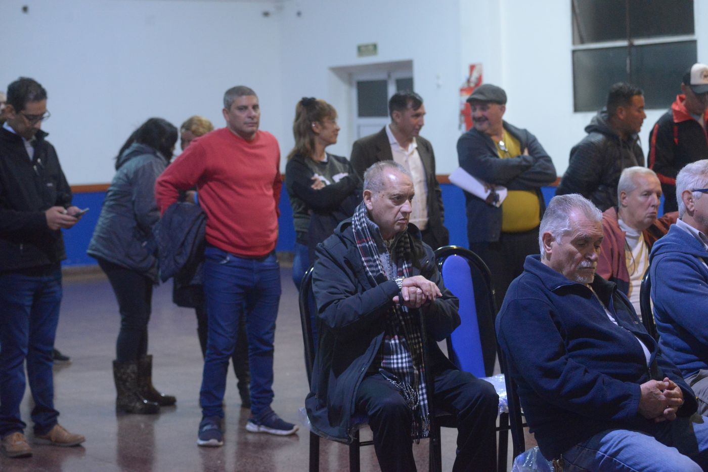 Reunión de vecinos de Tolosa con Solange Marcos Diego Pepe y autoridades policiales por seguridad (8).jpeg