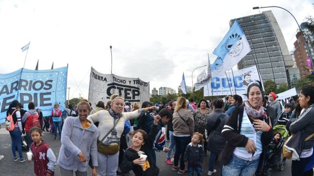 cooperativistas se movilizaron a la plaza moreno en medio de la crisis economica