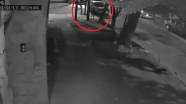 video: le dispararon a una pareja para robarle el auto y se salvaron de milagro