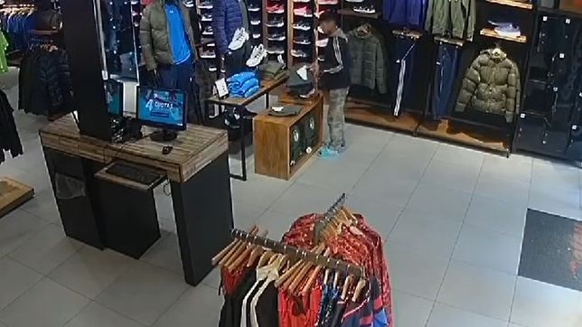 un mechero robo en un local de deportes de la plata y quedo filmado en las camaras de seguridad