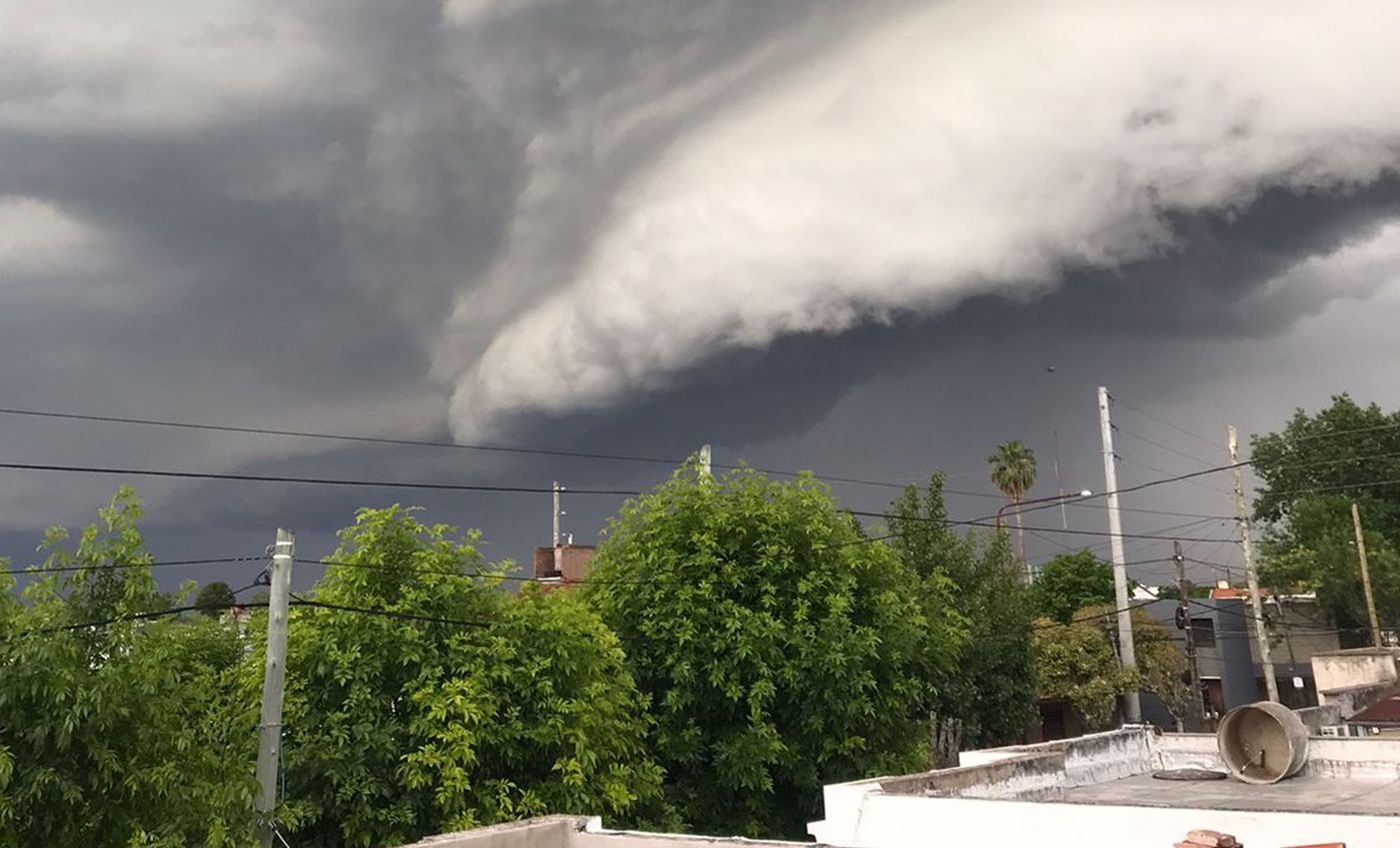 La llegada de la tormenta a La PLata 3.jpg