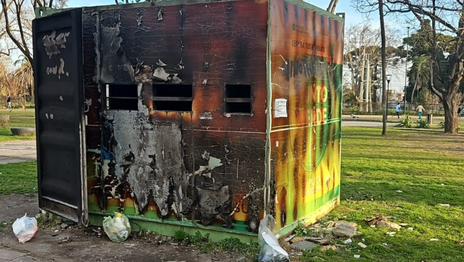 Incendiaron un punto verde de reciclado de residuos en Tolosa y los vecinos estallaron de bronca