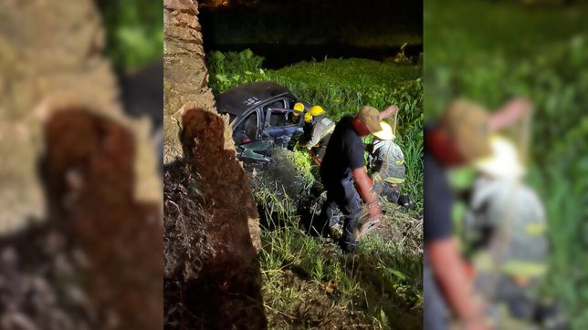 cuatro jovenes despistaron con su auto, terminaron adentro de el dique de ensenada y uno murio