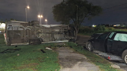 Impresionante choque en una rotonda de La Plata terminó con una combi volcada