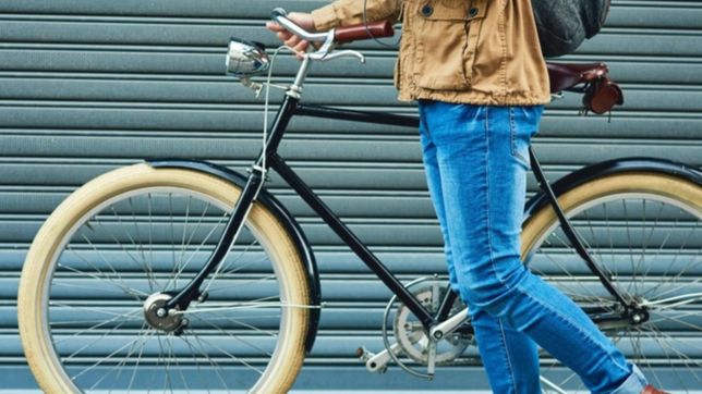 dos jovenes robaron una bicicleta  y su madre la devolvio