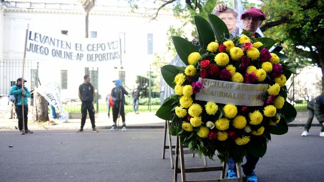 agencieros de loterias se movilizaron con bombas de estruendo y un ataud