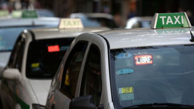 taxistas de la plata piden por una bajada a $300: la realidad economica esta dolarizada