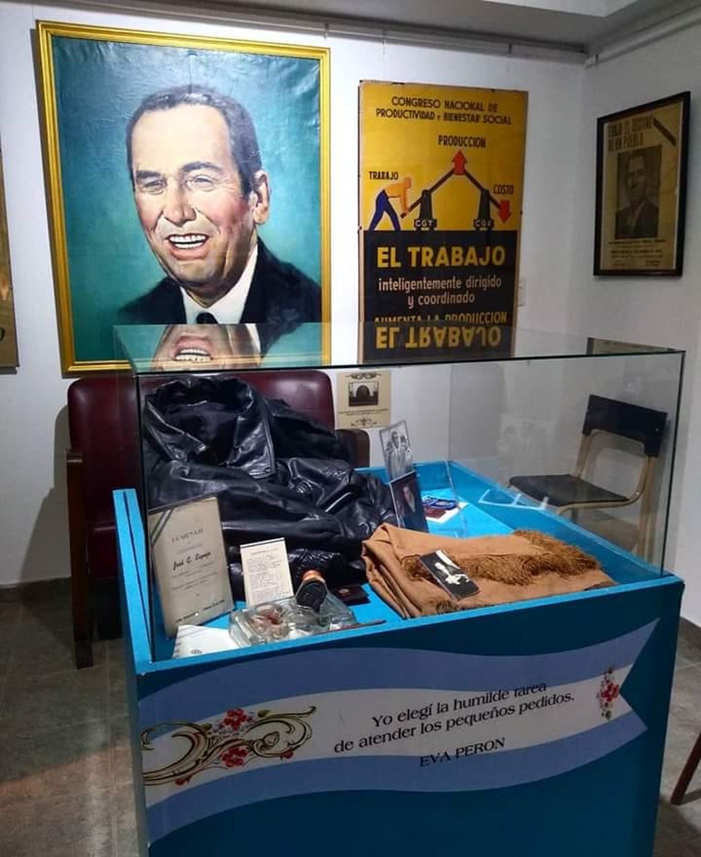 El recorrido del peronismo en sus primeros años es un hilo conductor de la propuesta y el acervo de la institución. En la vitrina, la campera de Ubaldini robada el año pasado