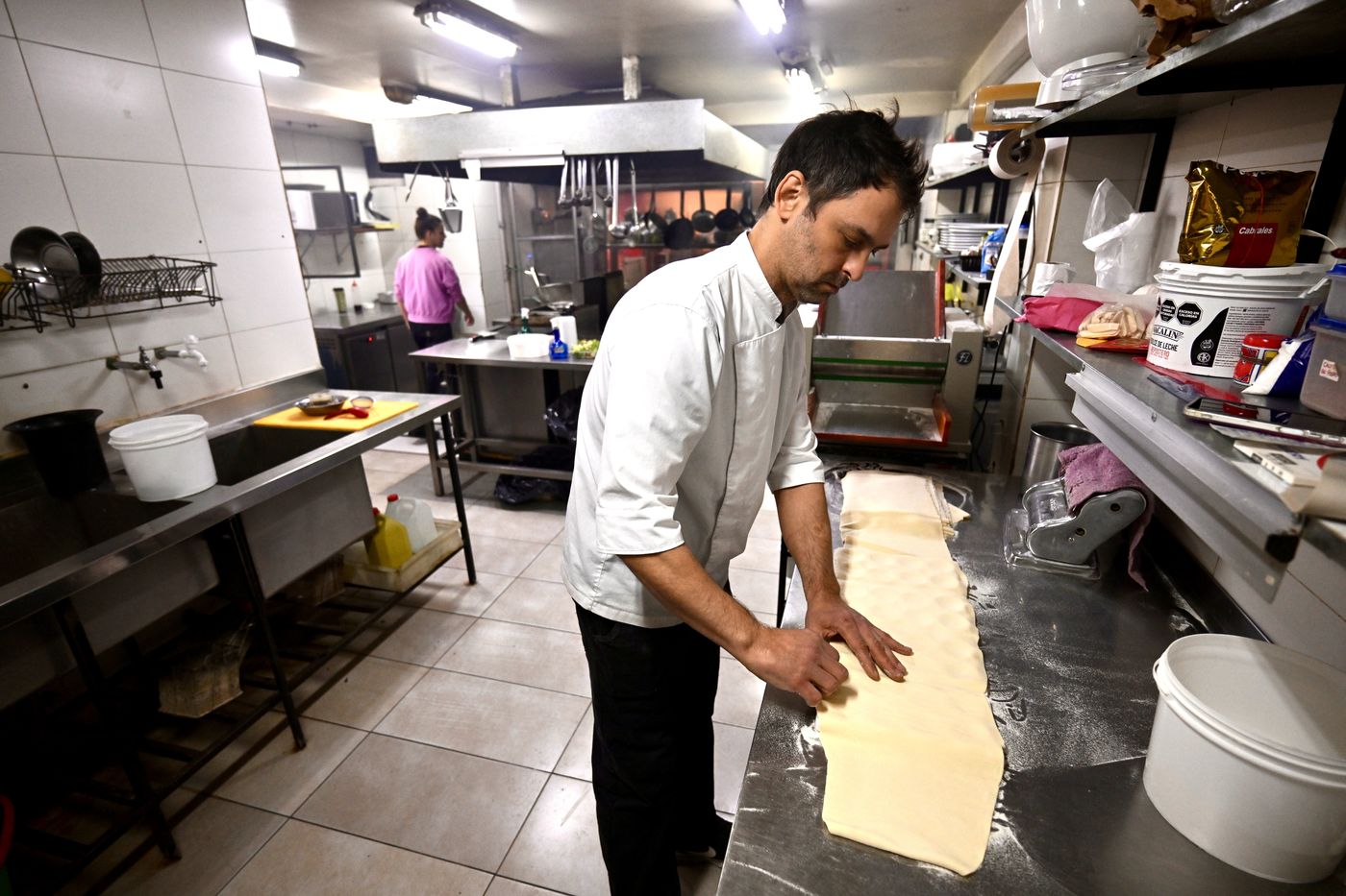 Eduardo Gamboa, chef con 22 años de experiencia, lidera la cocina de El Porteño City Bell