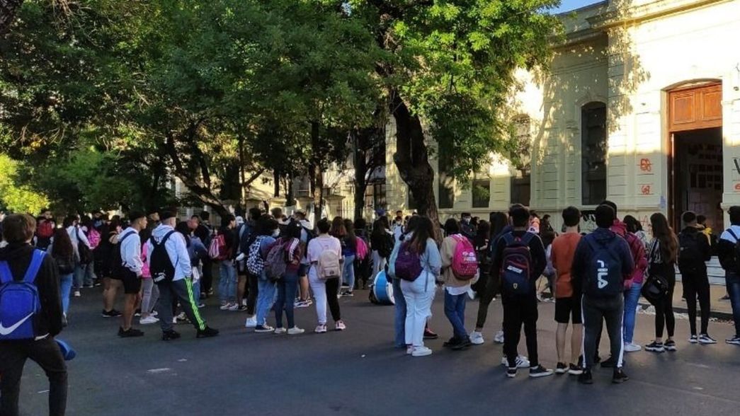 Le pusieron perimetral a un alumno de una escuela La Plata denunciado por acoso