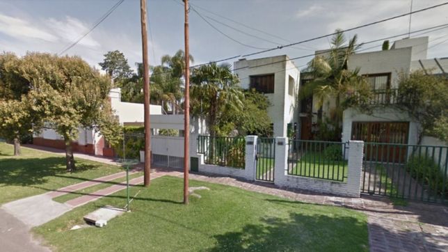 vestidos de policias, la ataron, la golpearon y huyeron con un gran botin