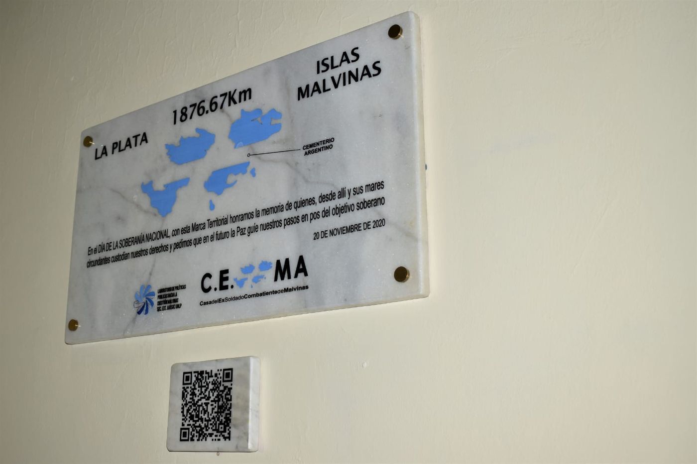Una de las placas por las el CEMA y la oposición reclaman.