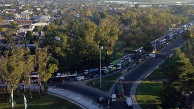 lo atacaron a piedrazos en la bajada de la autopista y la policia le dio una insolita respuesta