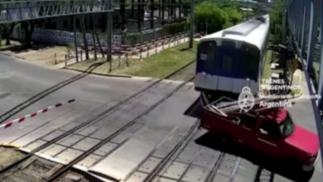 video: el tren roca choco a toda velocidad a una camioneta que cruzo con la barrera baja