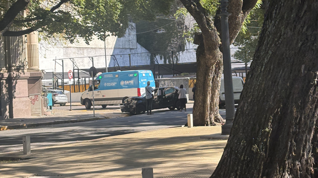 un fuerte accidente en pleno centro de la plata dejo a una mujer en grave estado