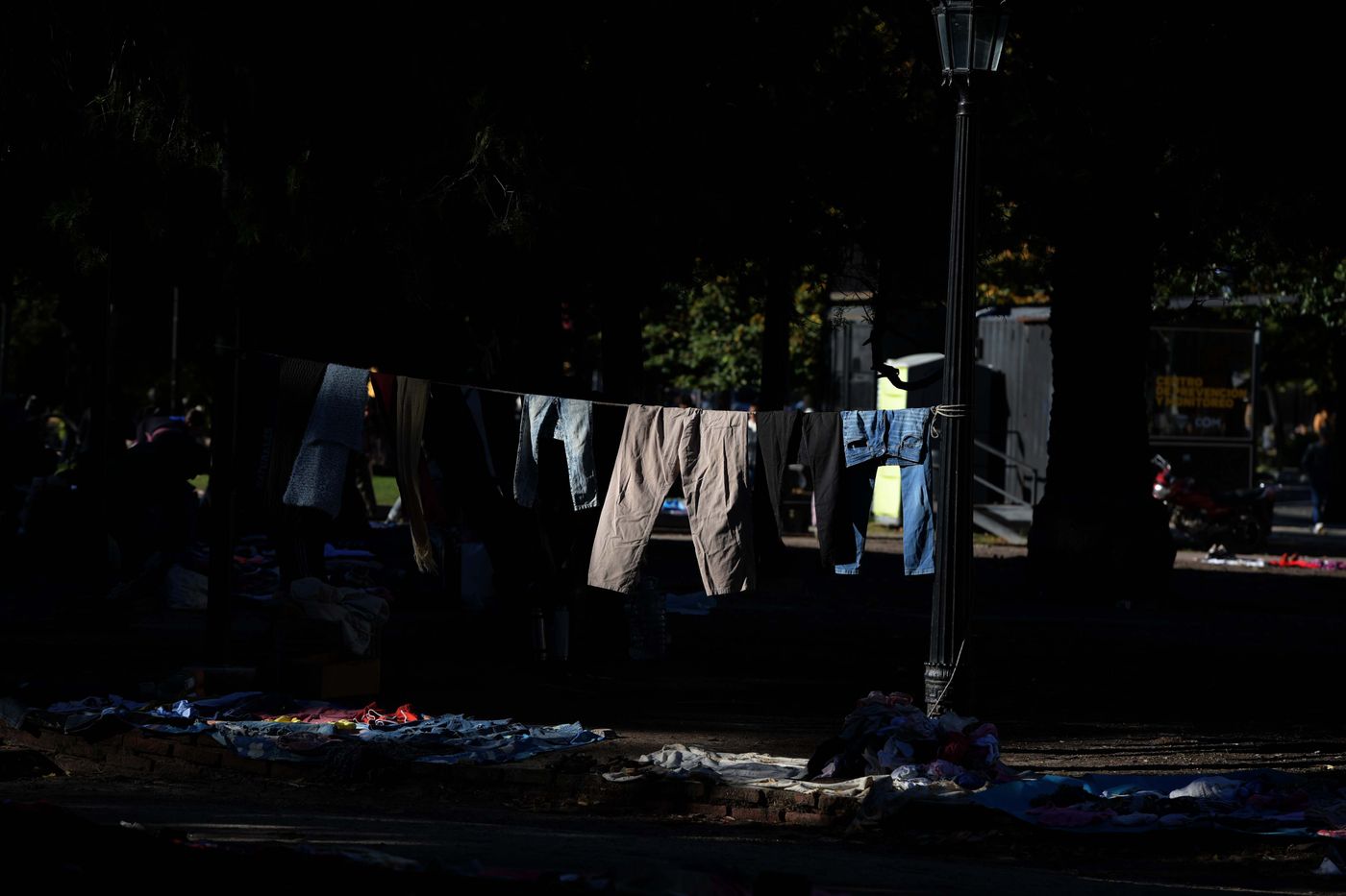 Manteros Vendedores ambulantes Plaza San Martín (2).JPG