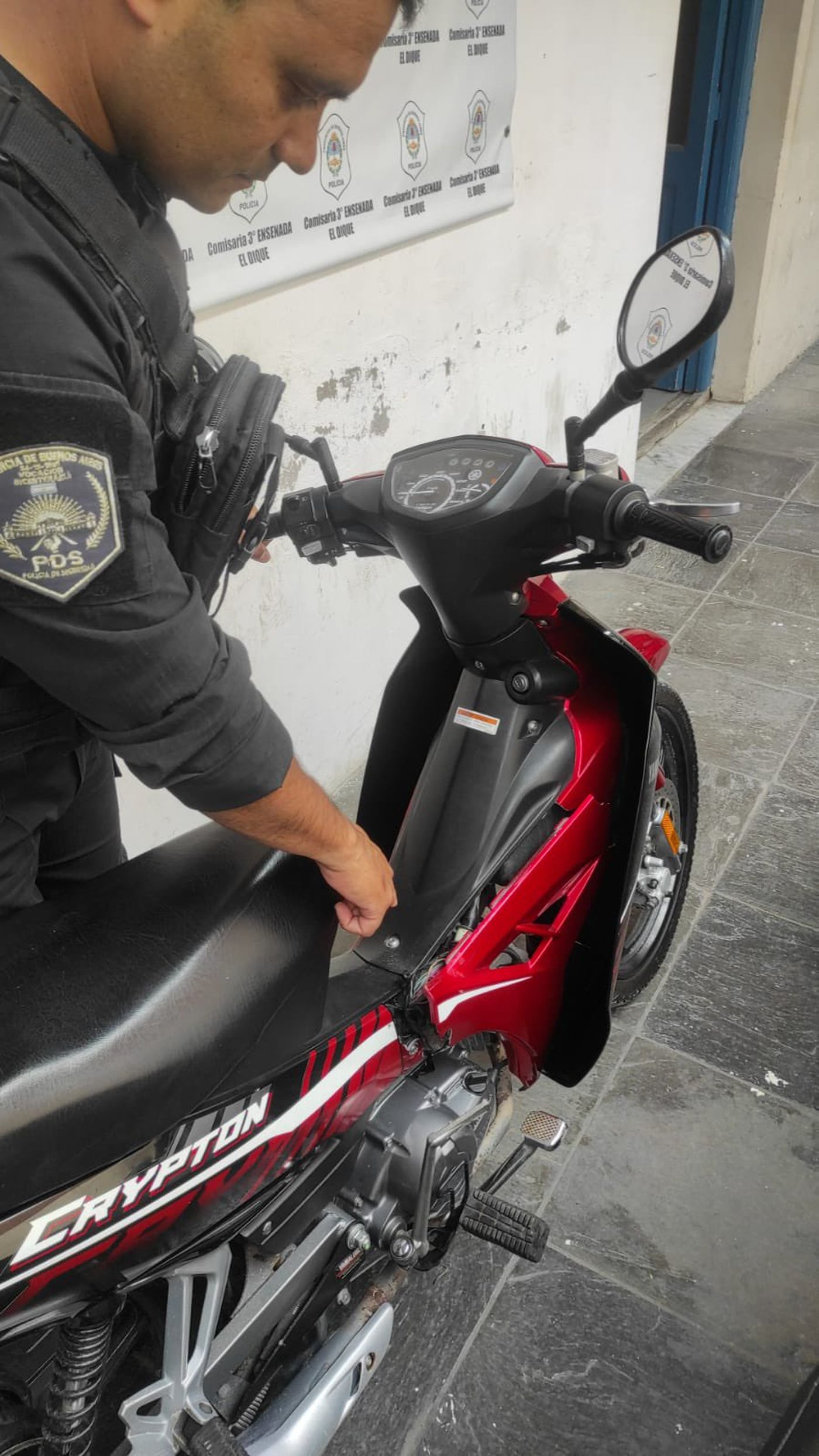 La moto robada hab&iacute;a sido escondida por los delincuentes en el terreno de una vecina de Ensenada