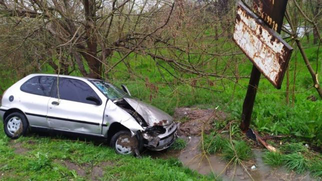 fuerte accidente en la plata: despisto, choco contra un poste y se incrusto en una zanja