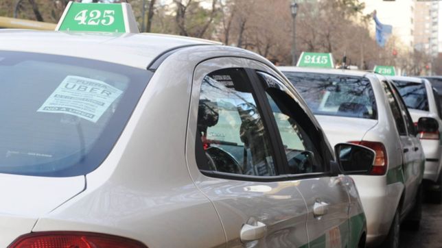 a punta de pistola, amenazaron a un taxista en la plata y le robaron todo