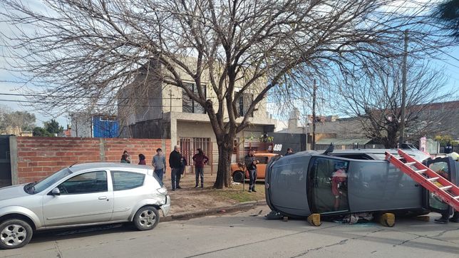 choco contra un auto estacionado, volco y tuvieron que rescatarlo