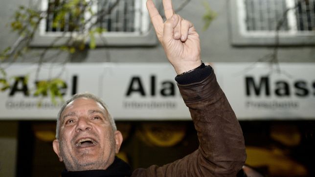 al ritmo de carlitos bala y los redondos: los temas virales de campana de julio alak en la plata