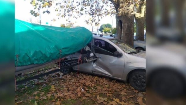 se desprendio una lancha y destrozo un auto estacionado en la plata