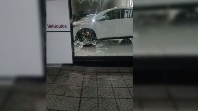 rompieron el blindex de una concesionaria y los atraparon cuando estaban por entrar