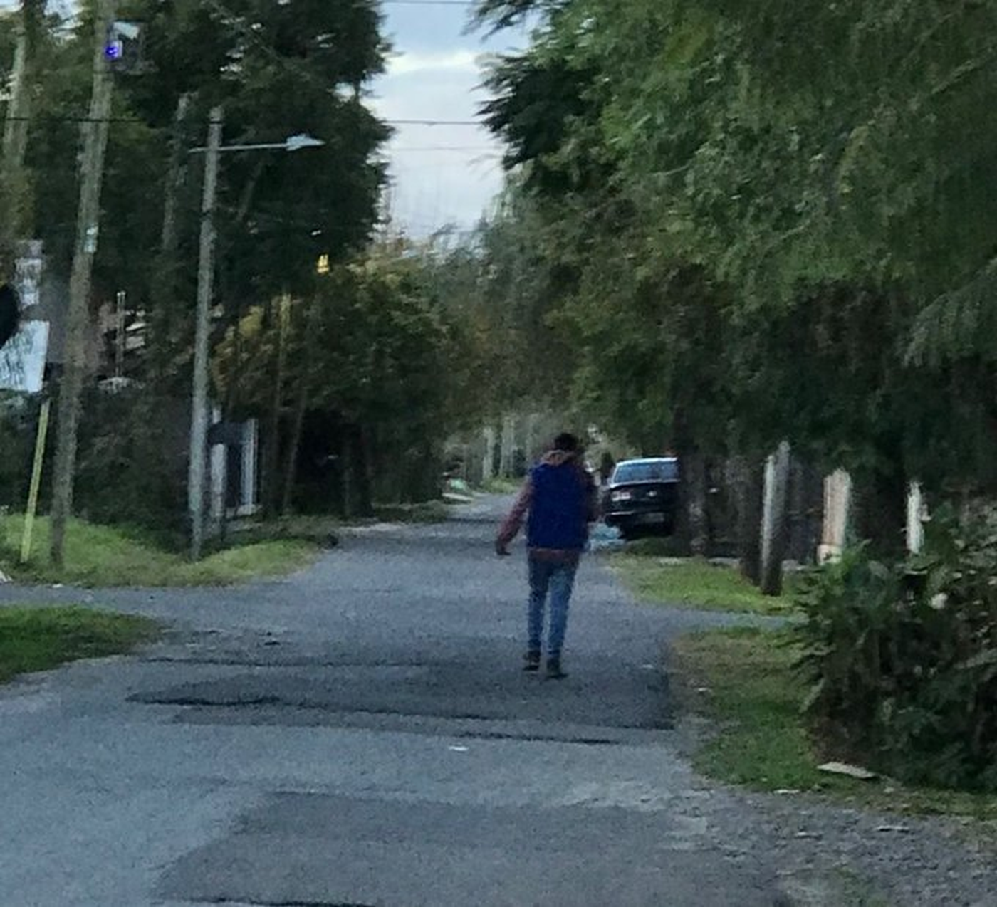 El exhibicionista fue fotografiado por una mujer en el norte de La Plata. El exhibicionista fue fotografiado por una mujer en el norte de La Plata.