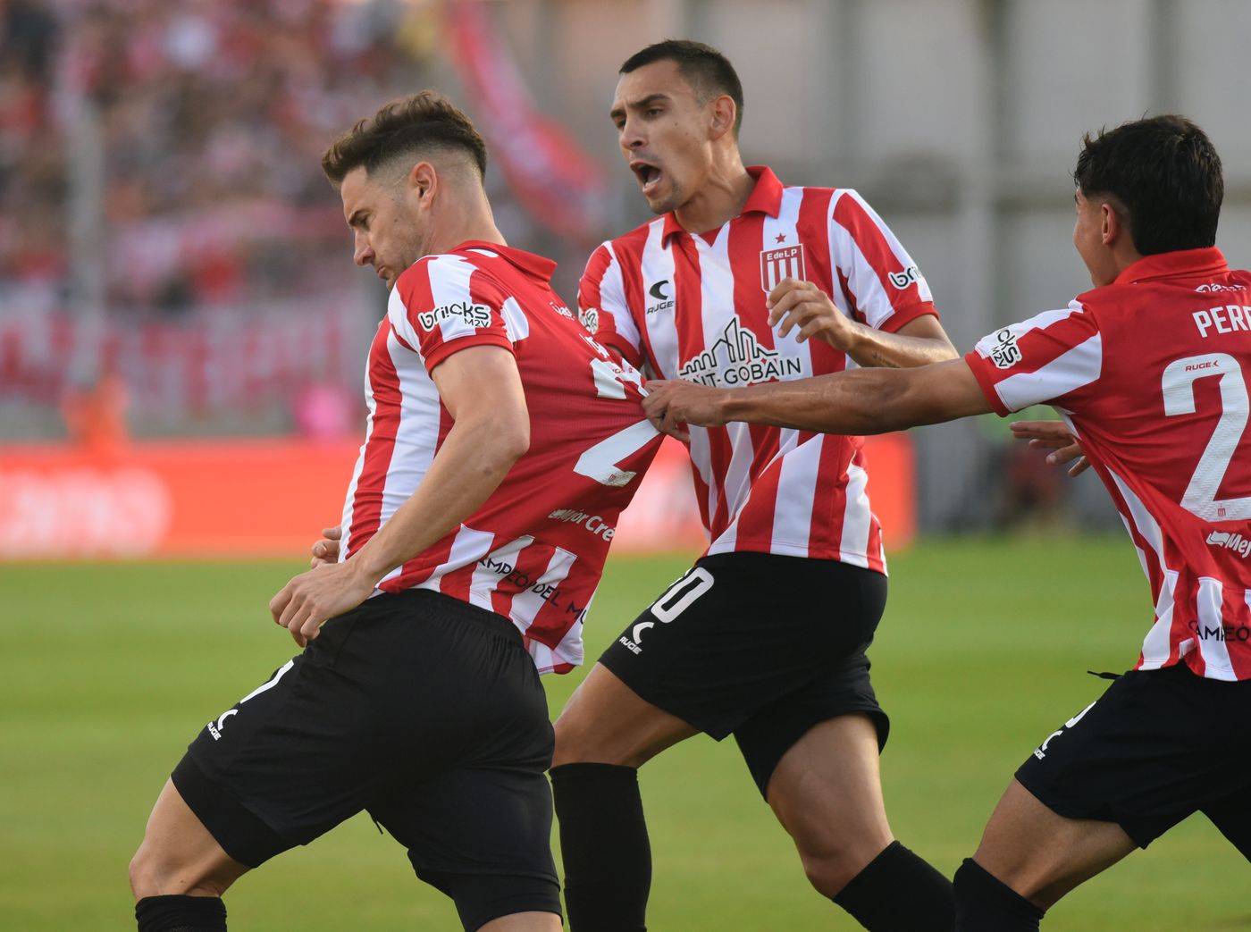 Lucas Alario desató la locura de Estudiantes.