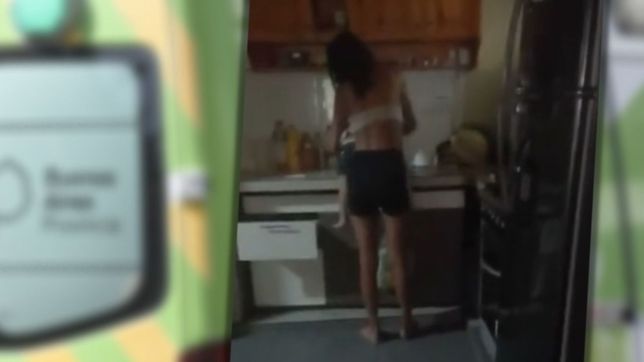 la vuelta es peor: amenazo a la amiga que la filmo golpeando a su bebe en la plata