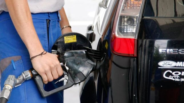 las estaciones de servicio amenazan con dejar de vender nafta con tarjetas de credito