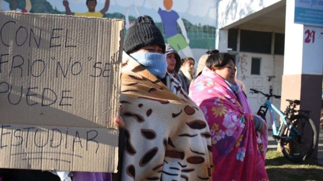 alumnos y docentes de una escuela de tolosa realizaron un frazadazo porque no tienen gas