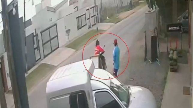 video: motochorros armados asaltaron un almacen de la plata y escaparon con la recaudacion