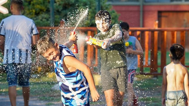 con murgas, talleres y juegos, miles de vecinos vivieron el carnaval en la repu