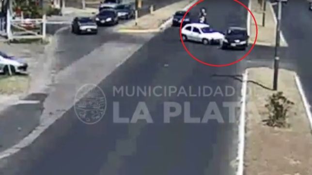 video: paso en rojo en camino centenario, choco y perdio el control del auto varios metros