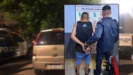 robo un auto en la plata, lo persiguieron y mordio a dos policias cuando lo atraparon robo un auto en la plata, lo persiguieron y mordio a dos policias cuando lo atraparon