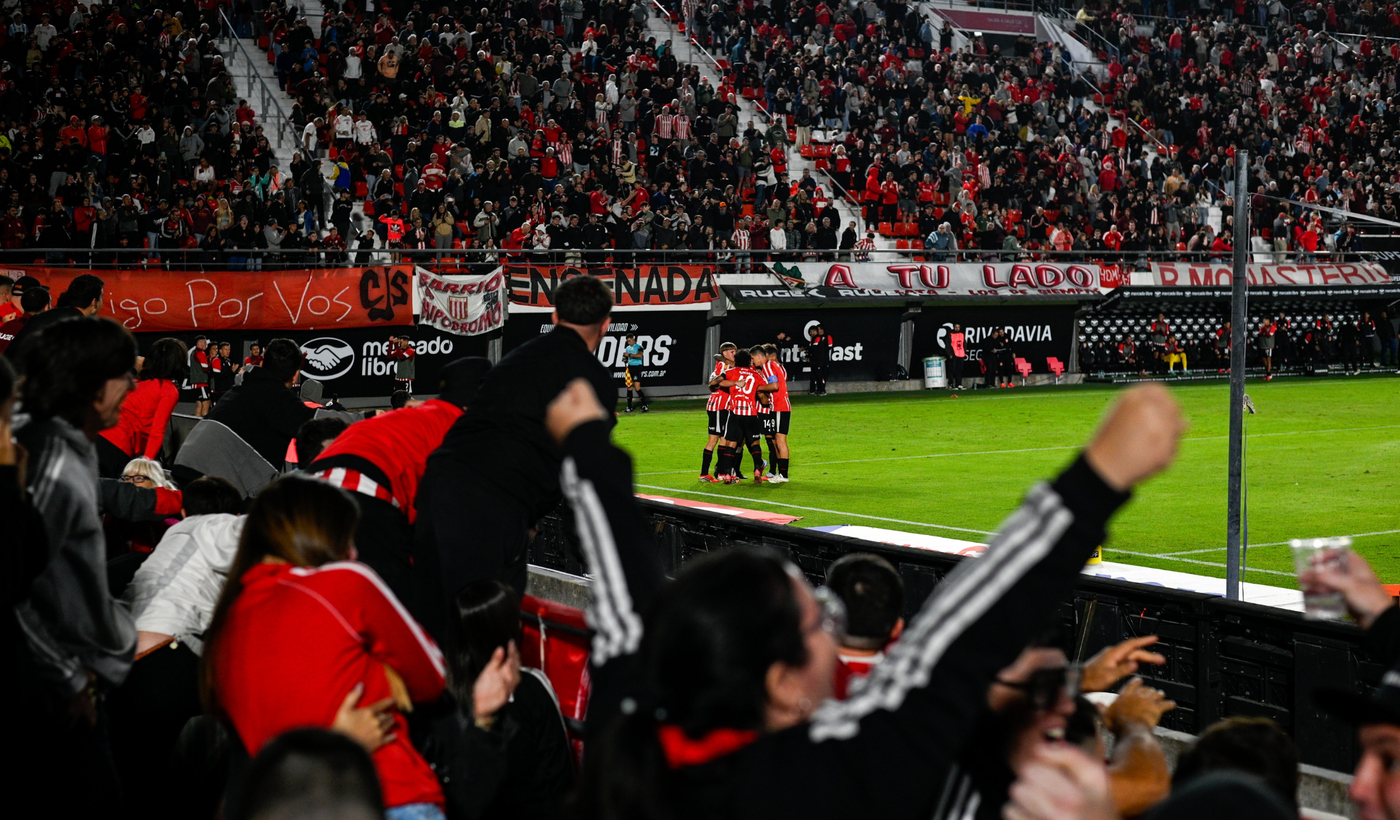 Estudiantes festejo jugadores hinchada