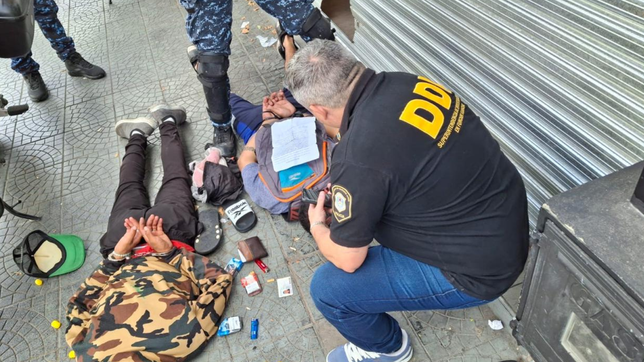 tension a metros de la estacion de la plata por el robo a una hamburgueseria y la persecucion a los ladrones