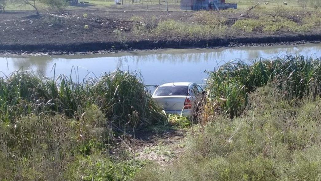 Grave accidente en Berisso: perdió el control de su auto y terminó dentro de un canal