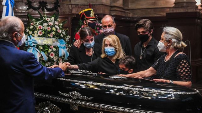 el ex presidente carlos menem es velado en el senado de la nacion